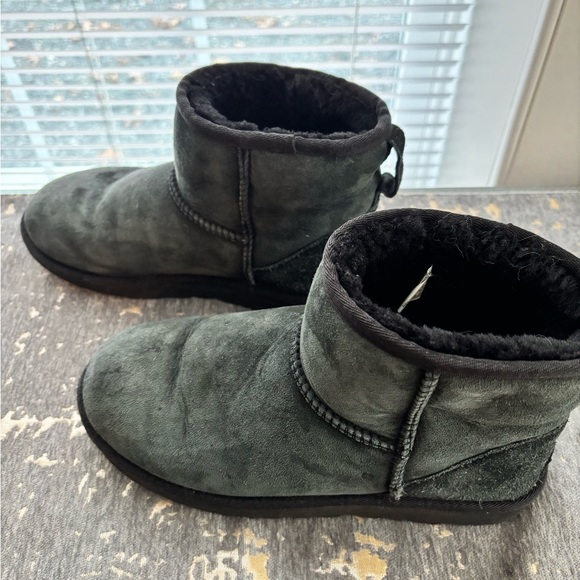 UGGS - Black Low Top Boots
Pre-loved
Size 8 - Picture 2 of 7